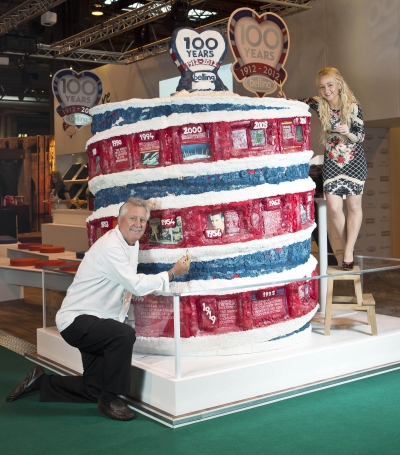 Brian Turner and Connie Viney Add Finishing Touches to Belling's Birthday Cake SMALL (4)